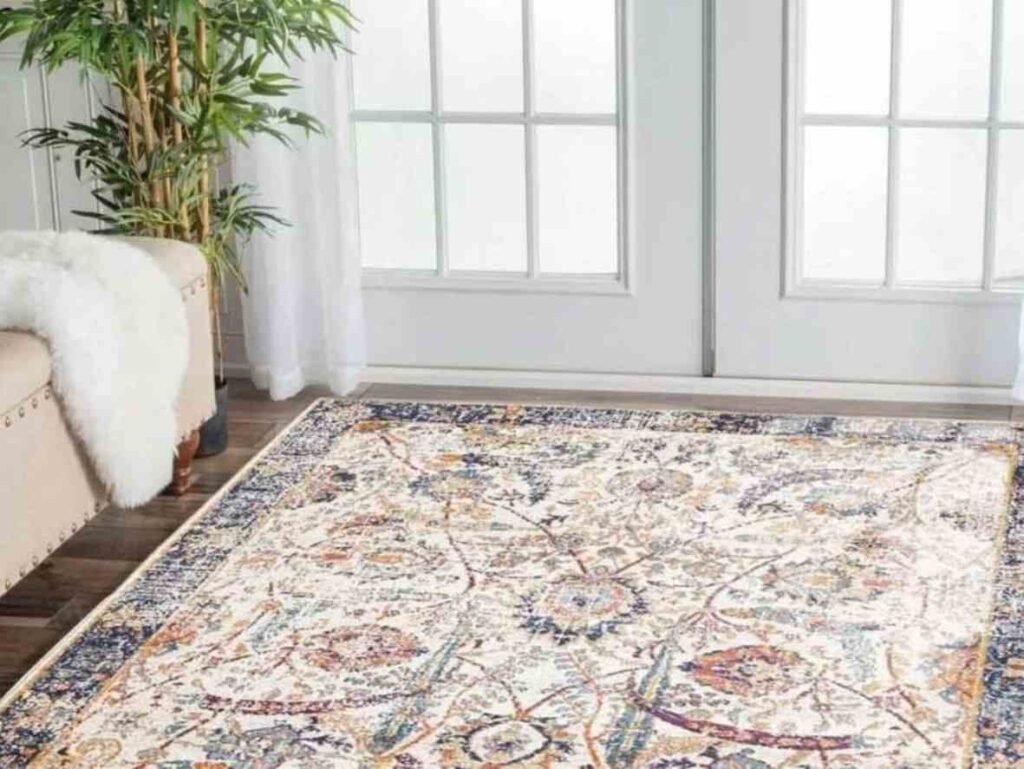 Light patterned rug in livingroom